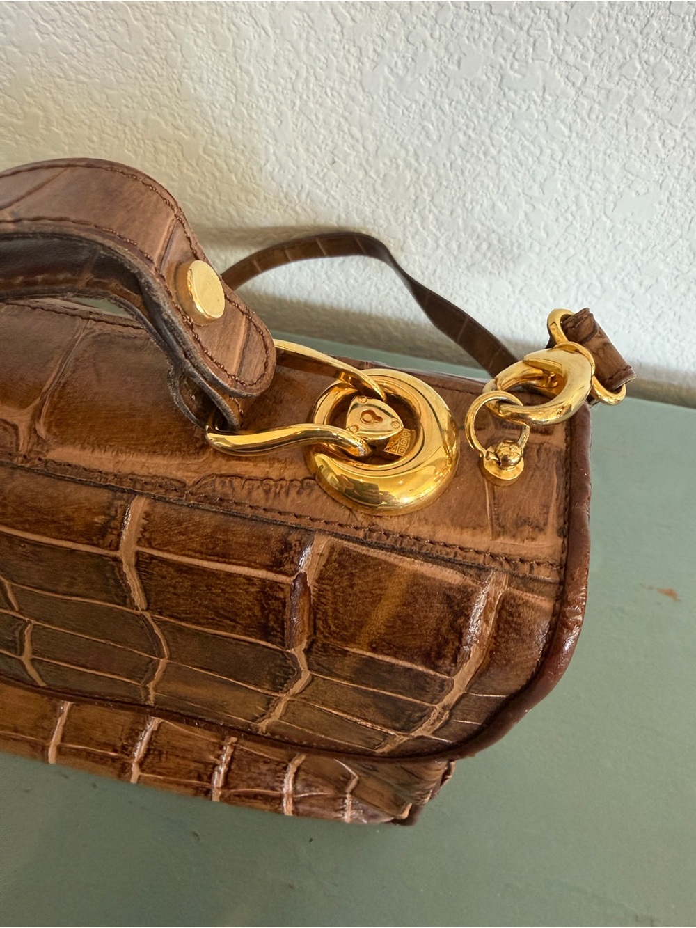Vintage Azzurra - Italian Croc-Embossed Brown Leather Satchel with Gold Hardware - Picture 3 of 10